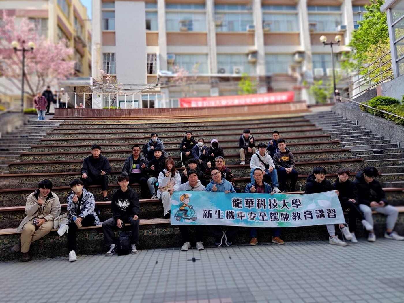 1130320講師於演藝廳向同學解說機車安全防禦駕駛之要領，以保護自身駕駛安圖片