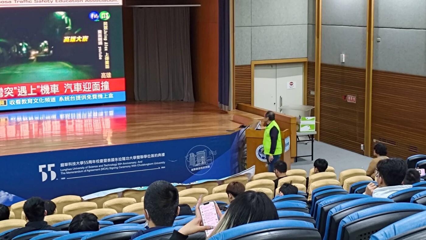 1140320講師於演藝廳向同學解說機車安全防禦駕駛之要領，以保護自身駕駛安圖片