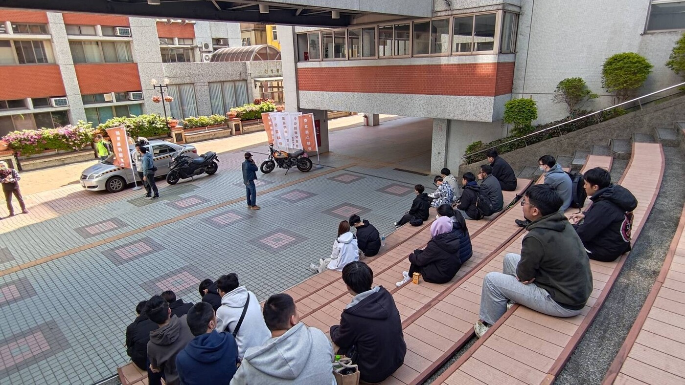 1130320講師於演藝廳向同學解說機車安全防禦駕駛之要領，以保護自身駕駛安圖片