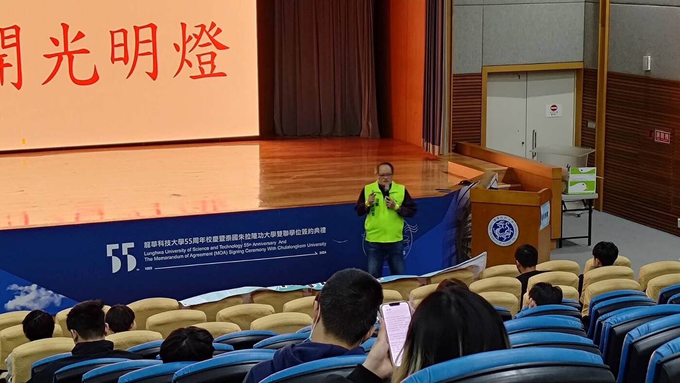 1130320講師於演藝廳向同學解說機車安全防禦駕駛之要領，以保護自身駕駛安圖片