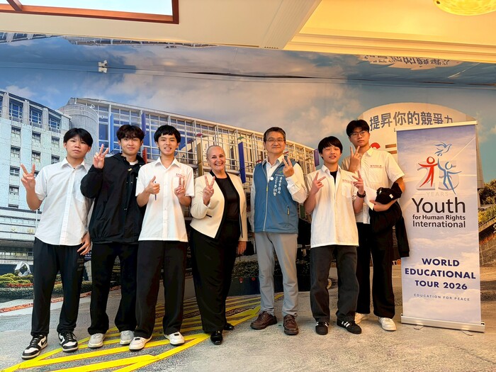 龍華科技大學學生熱情與創辦人兼會長瑪莉．薛德華茲合影